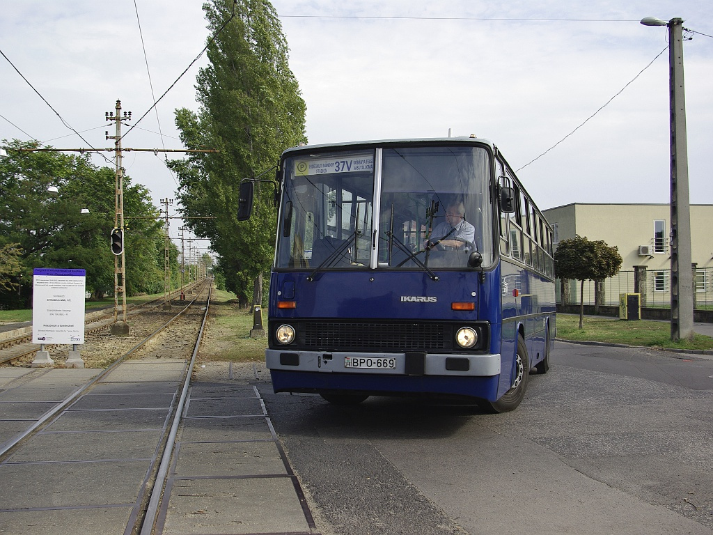 Ikarus 260 a Salgótarjáni úton ( 37V )01 2012.09.29