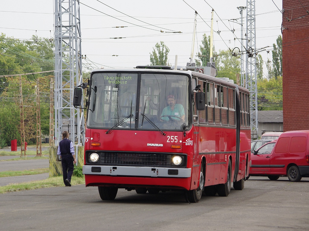 Ikarus 280T a troligarázsban 08 2012.09.29