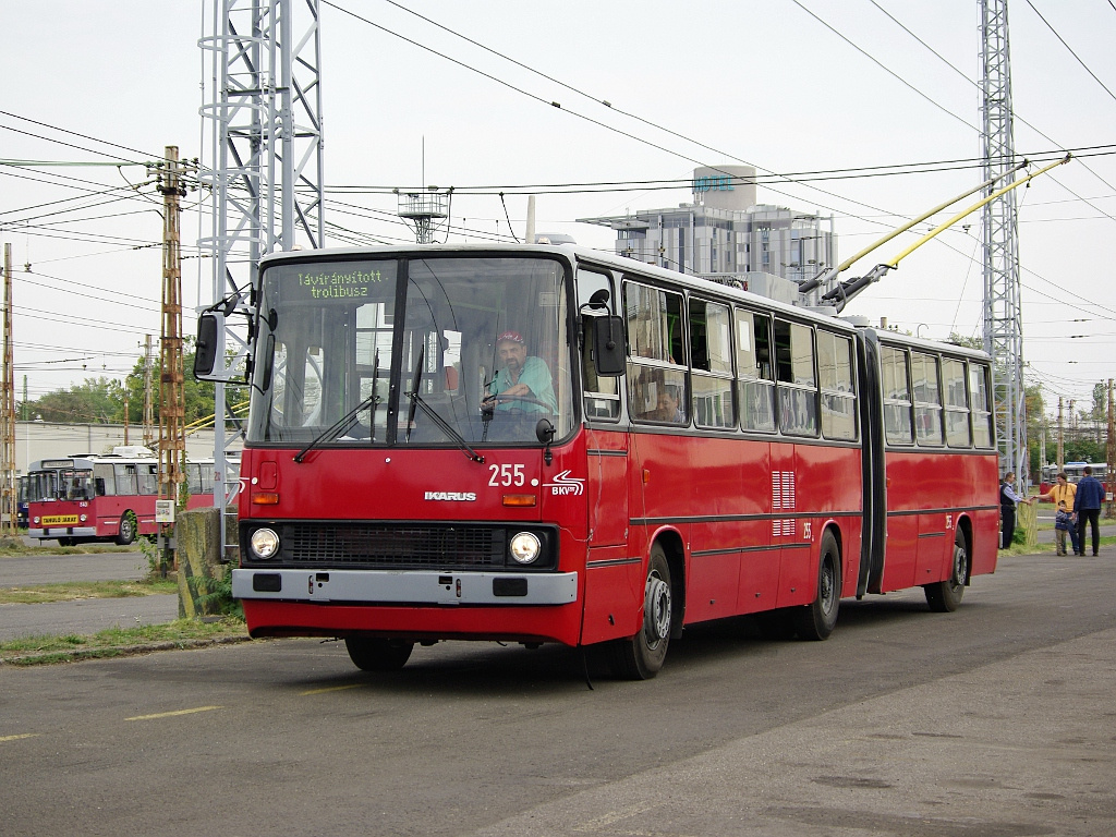 Ikarus 280T a troligarázsban 09 2012.09.29