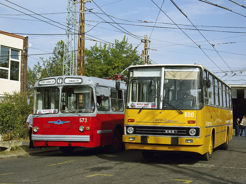 ZIU5 és Ikarus 260T a Troligarázsban 1 2012.09.29
