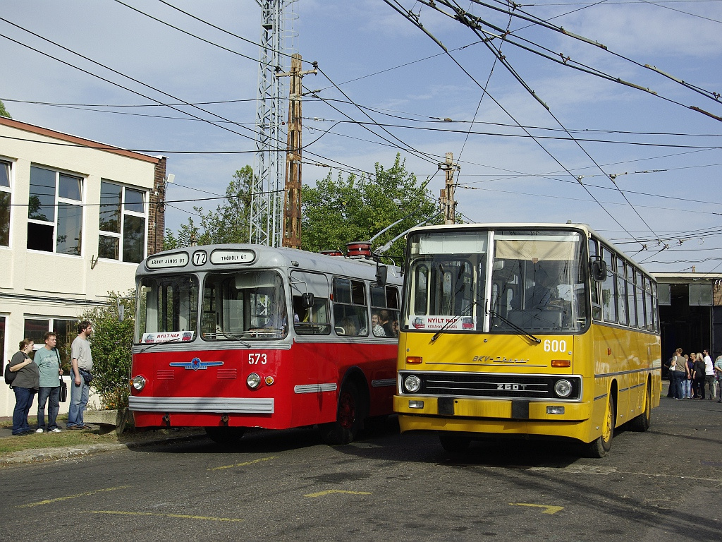 ZIU5 és Ikarus 260T a Troligarázsban 2 2012.09.29