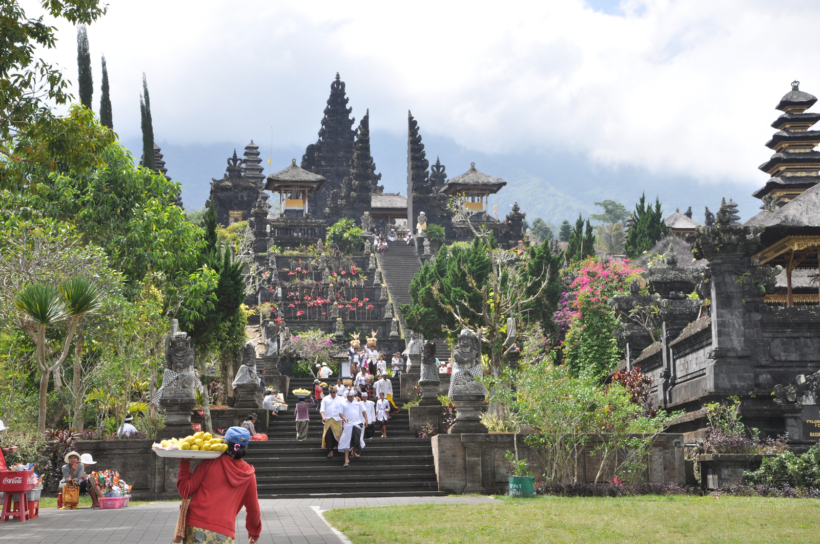 A templomegyüttes lábánál - Bali