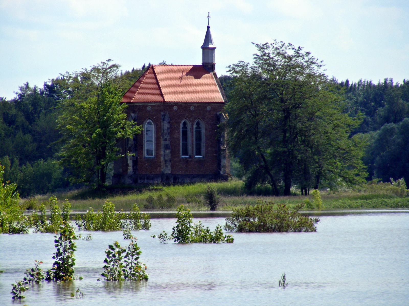 Kápolna vízközelben