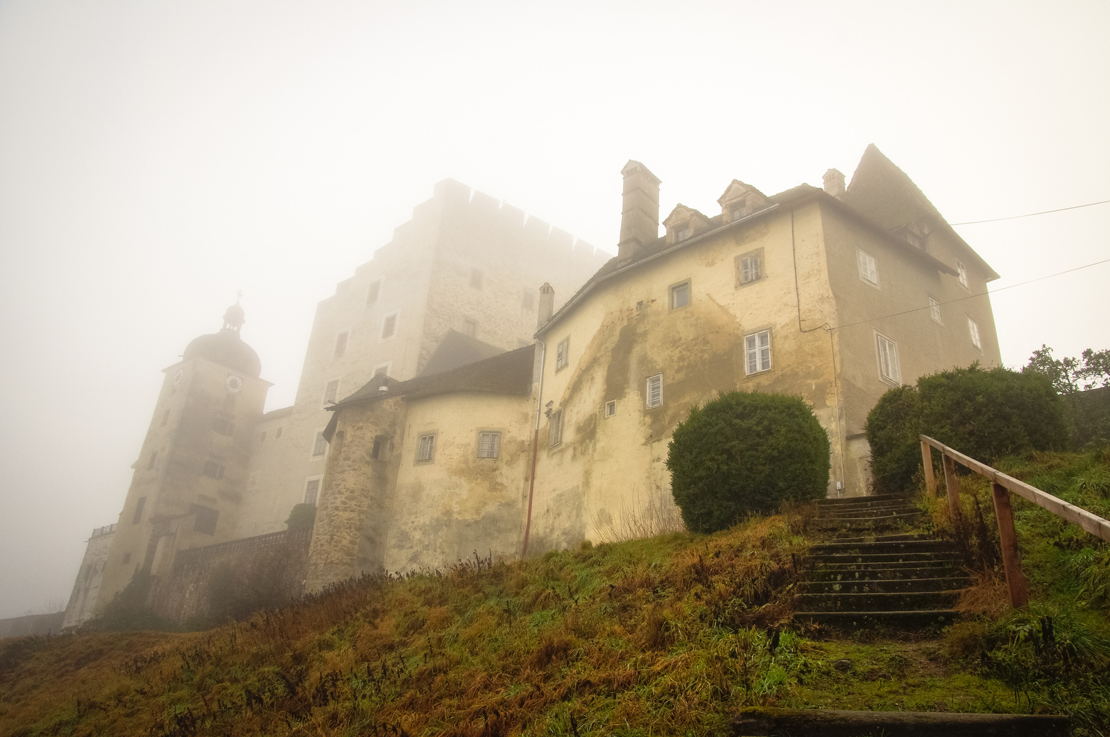 Burg Clam ködmöndben