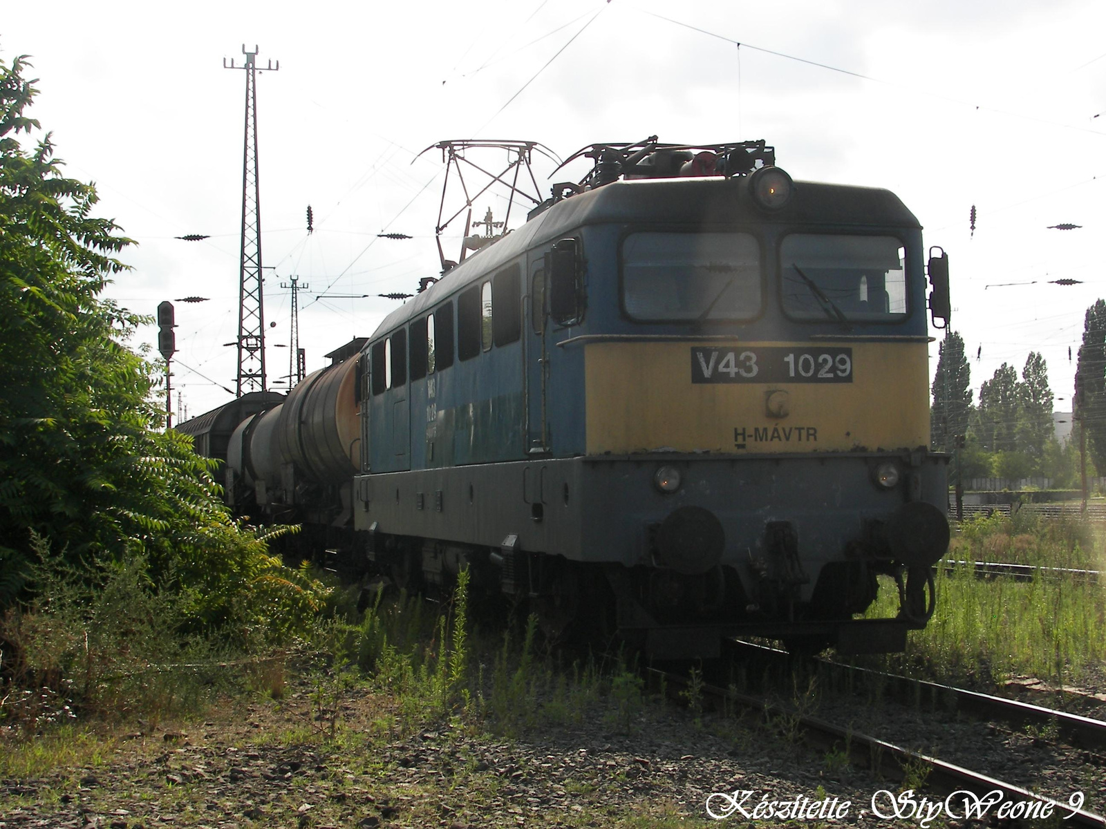 V43 1029 Tehervonattal jár ki Ferencváros Keleti rendezőből