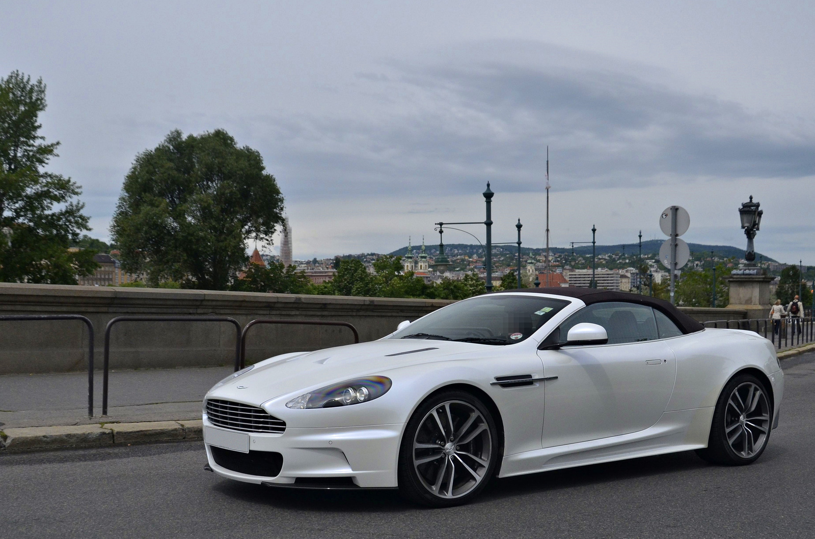 Aston Martin DBS Volante