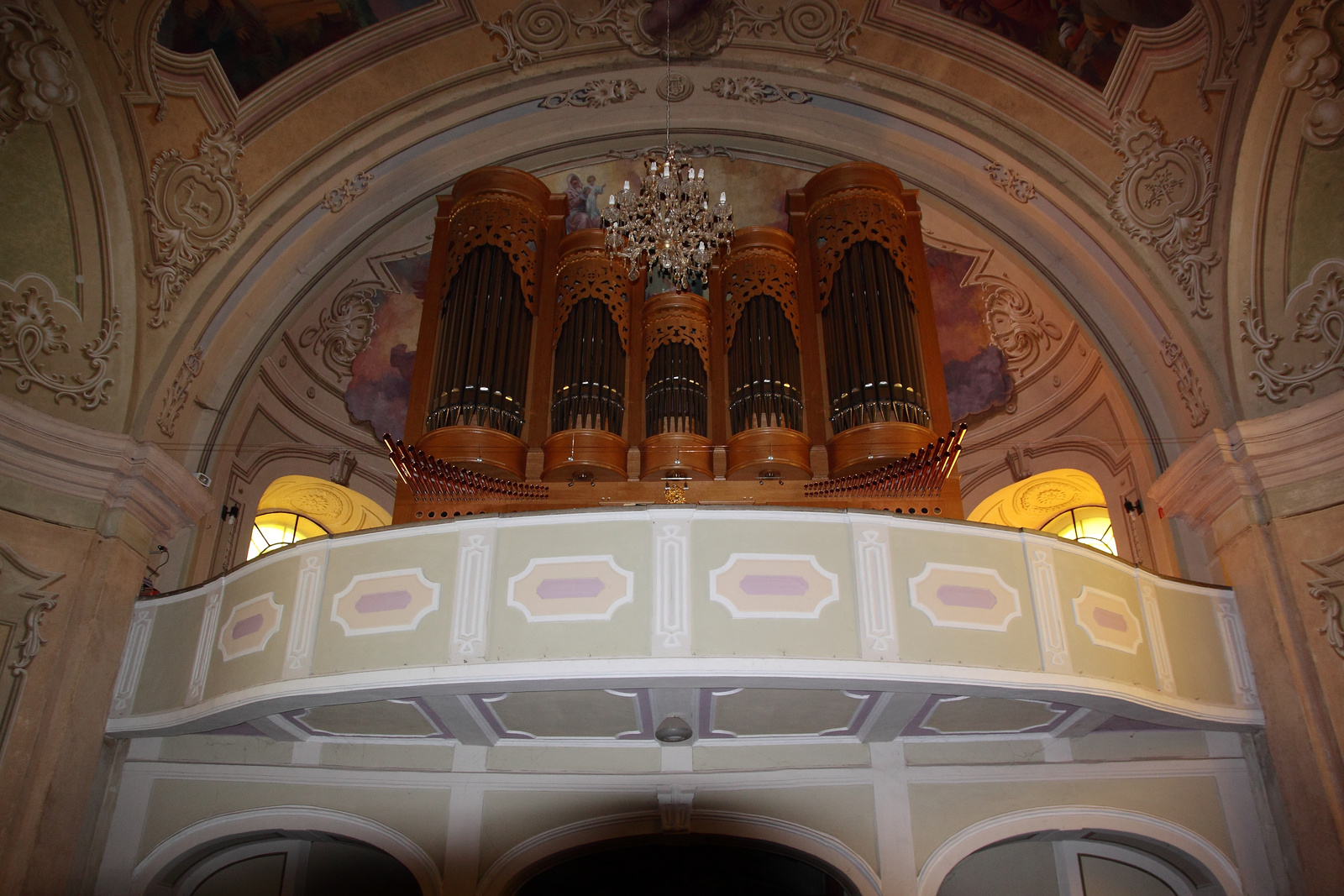 Kórus és orgona a templomban