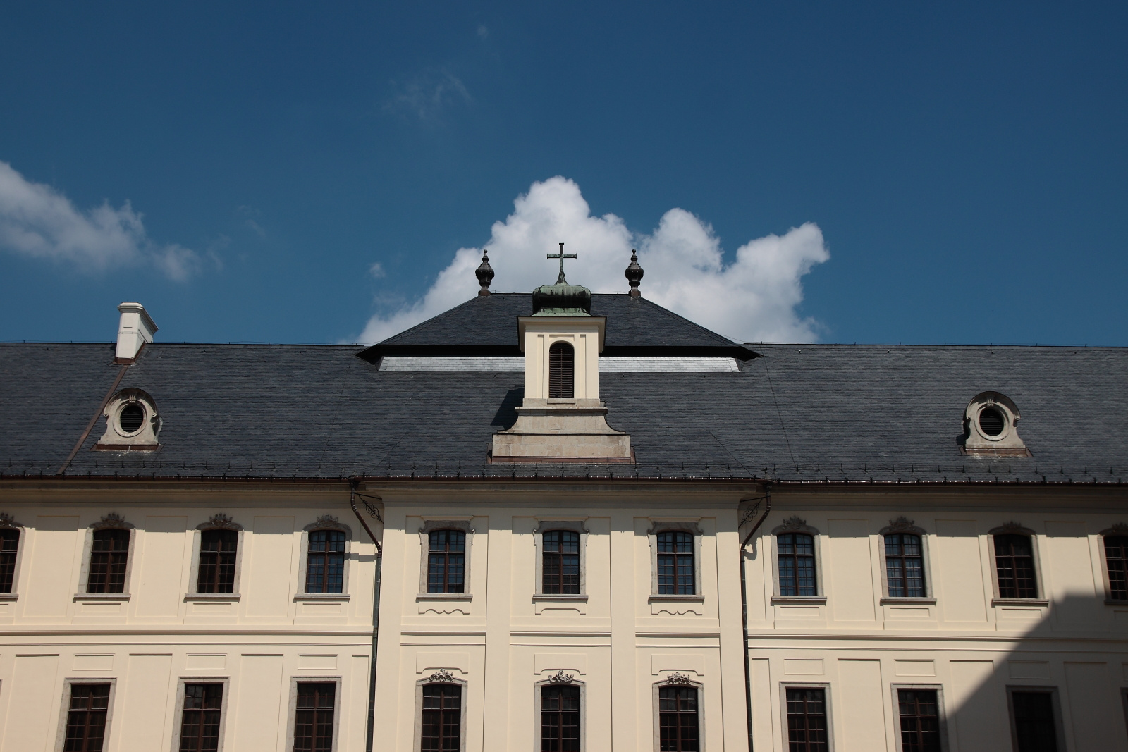 Háztető a főiskola udvarán