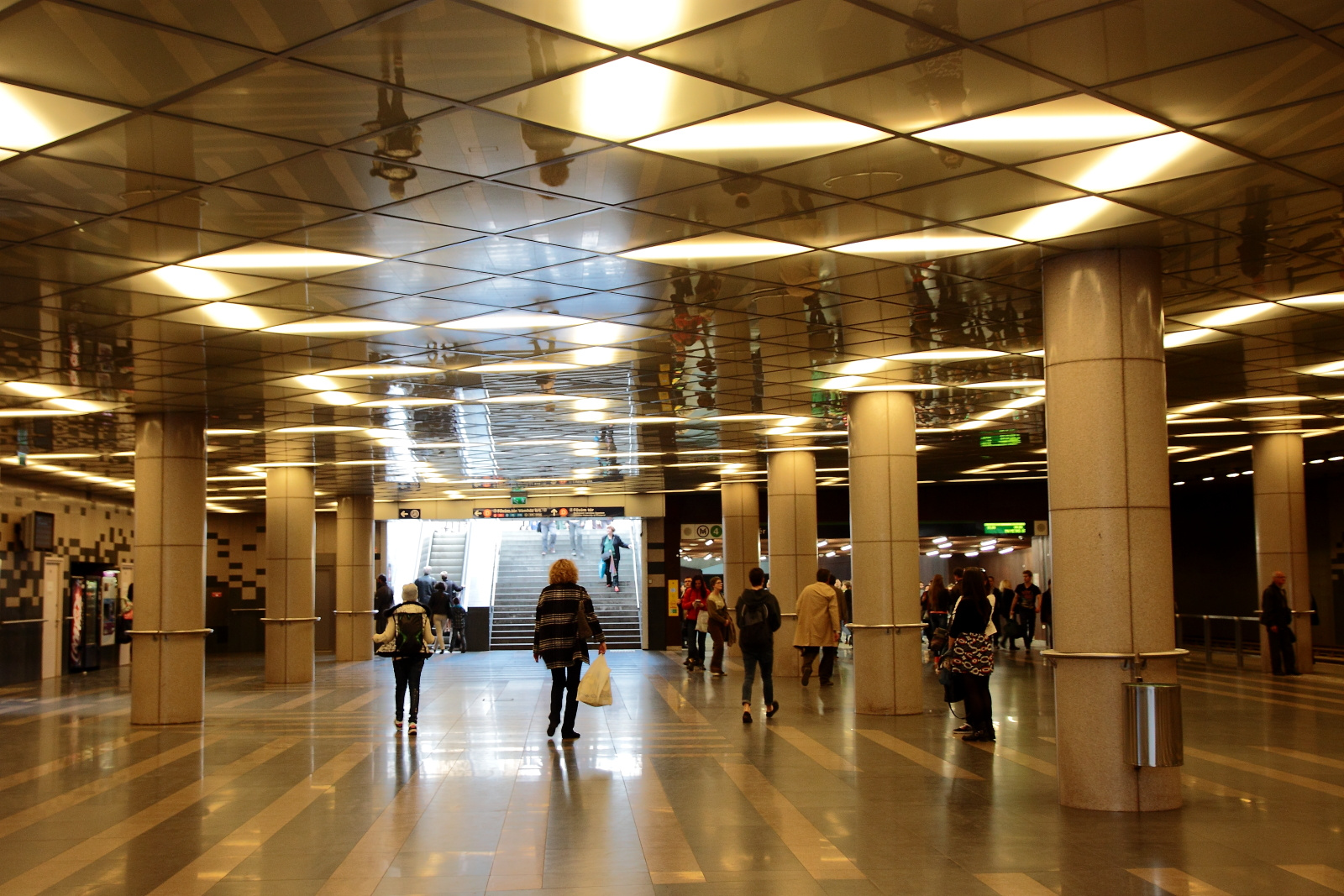 Fővám téri alúljáró -jobbra van a metró