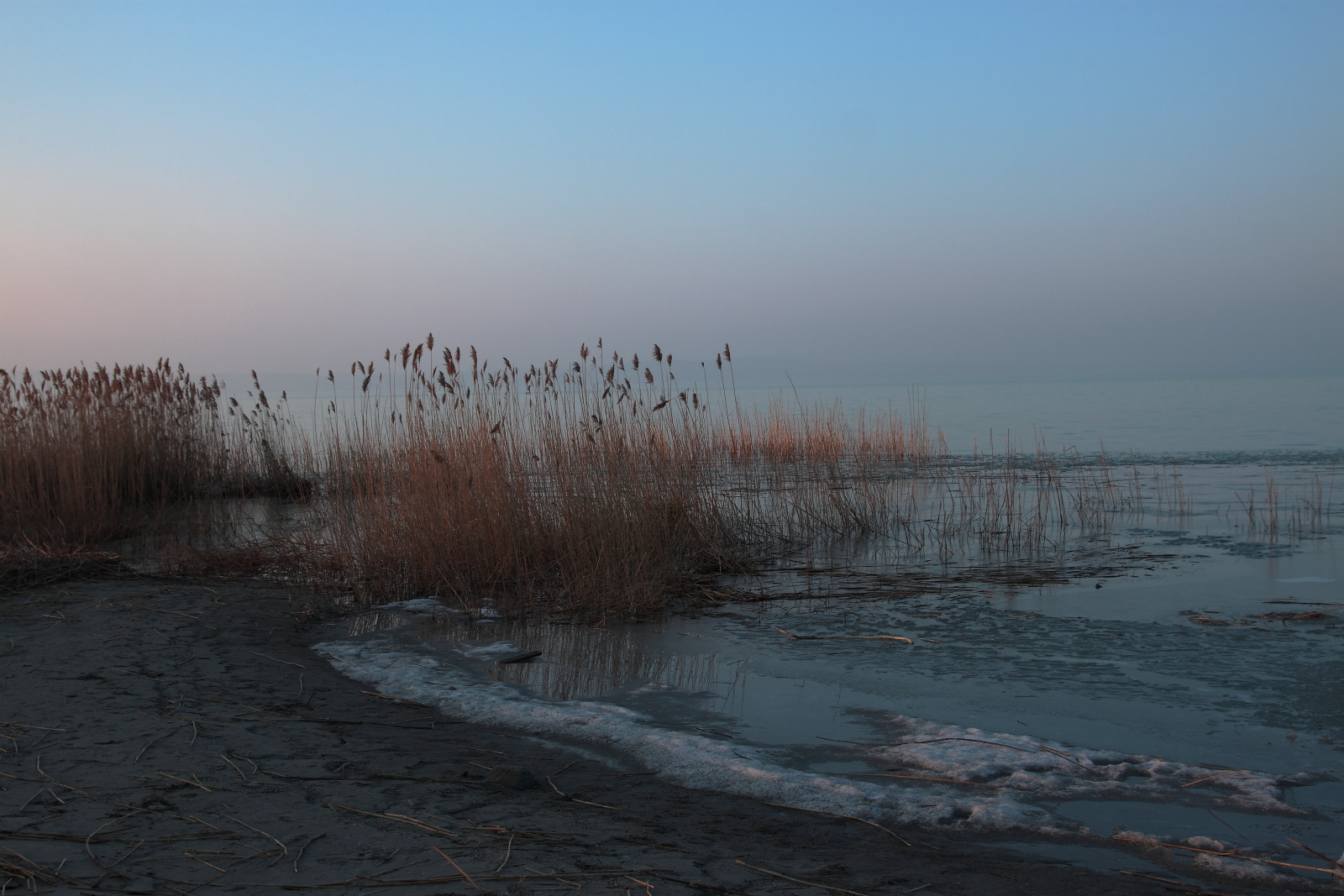 Van még jég a Balatonon