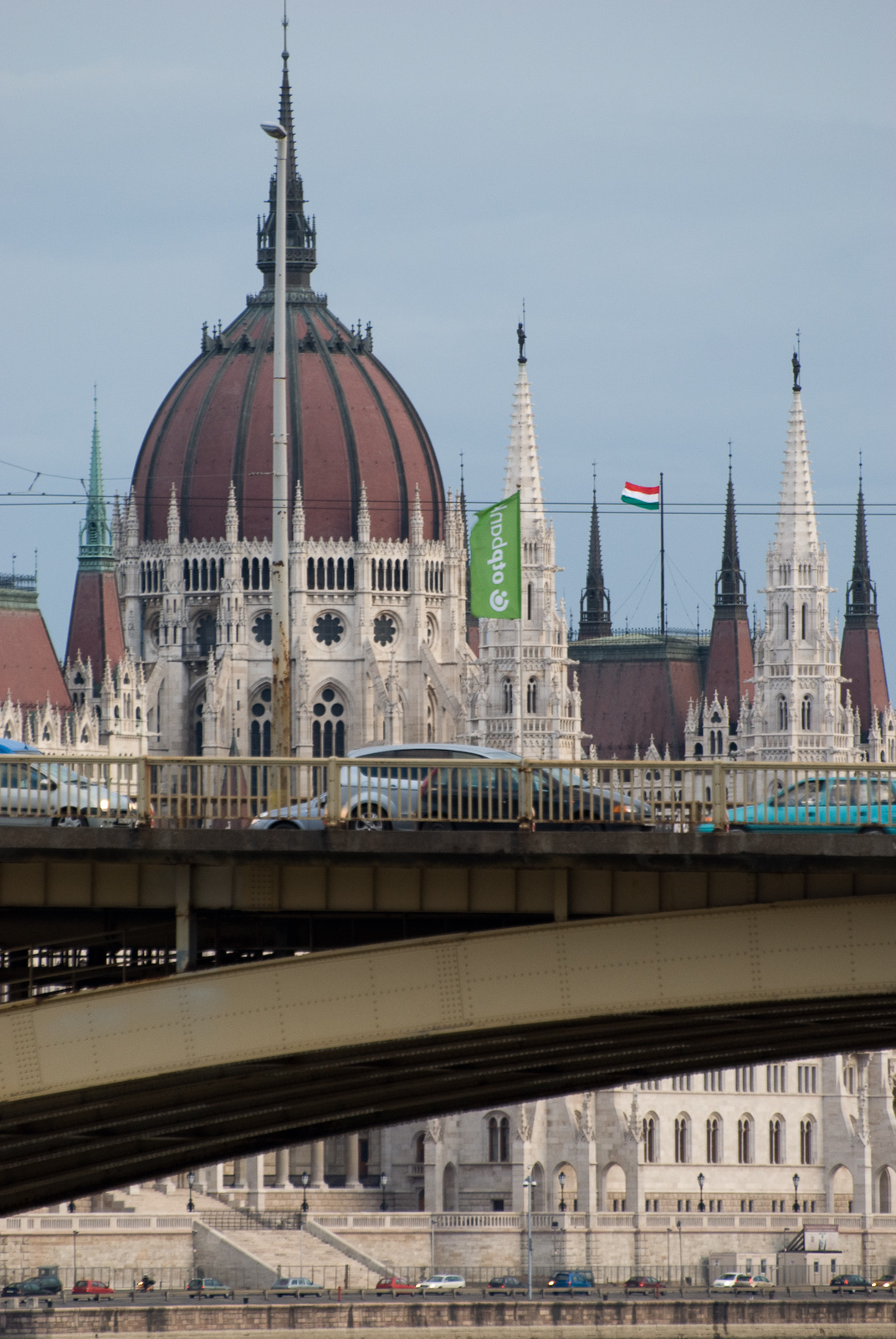 Parlament a Margit híd mögül