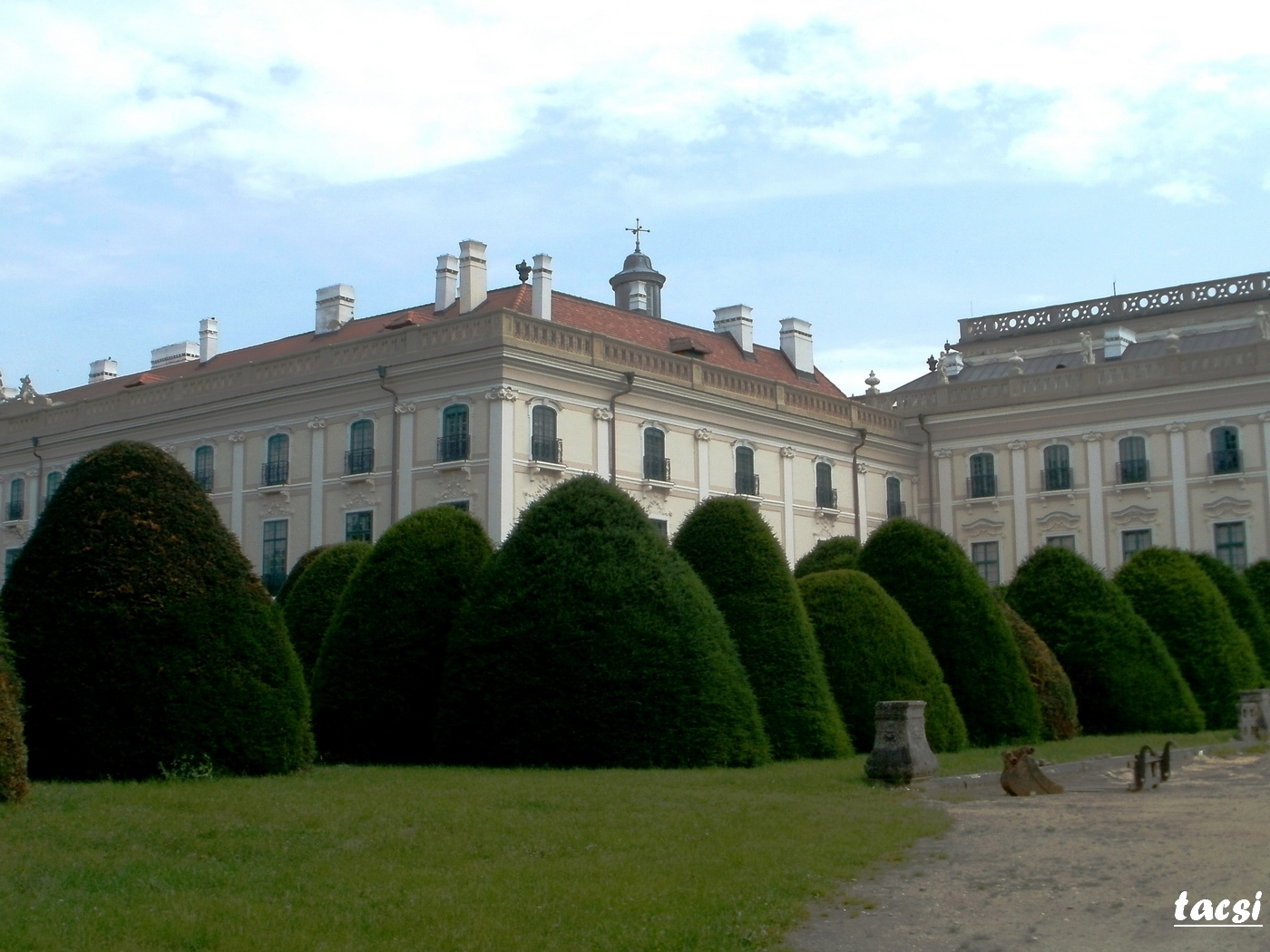 A fertődi Esterházy kastély a park felől