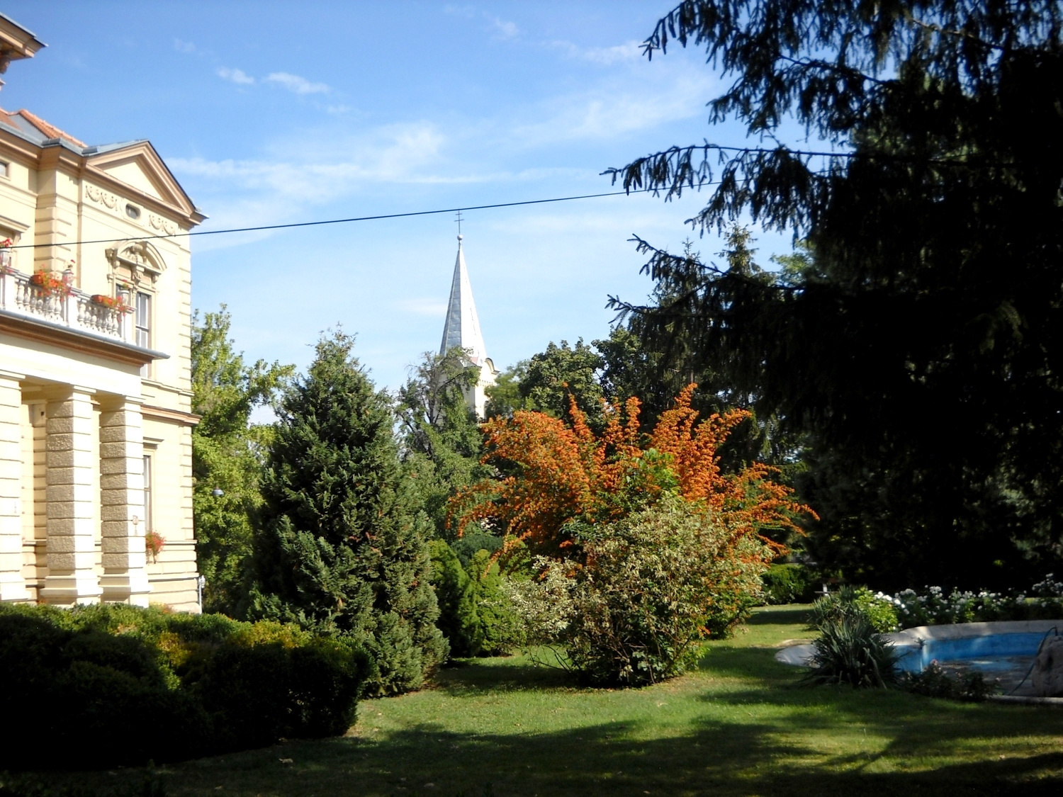 Kastély és parkrészlet templomtoronnyal