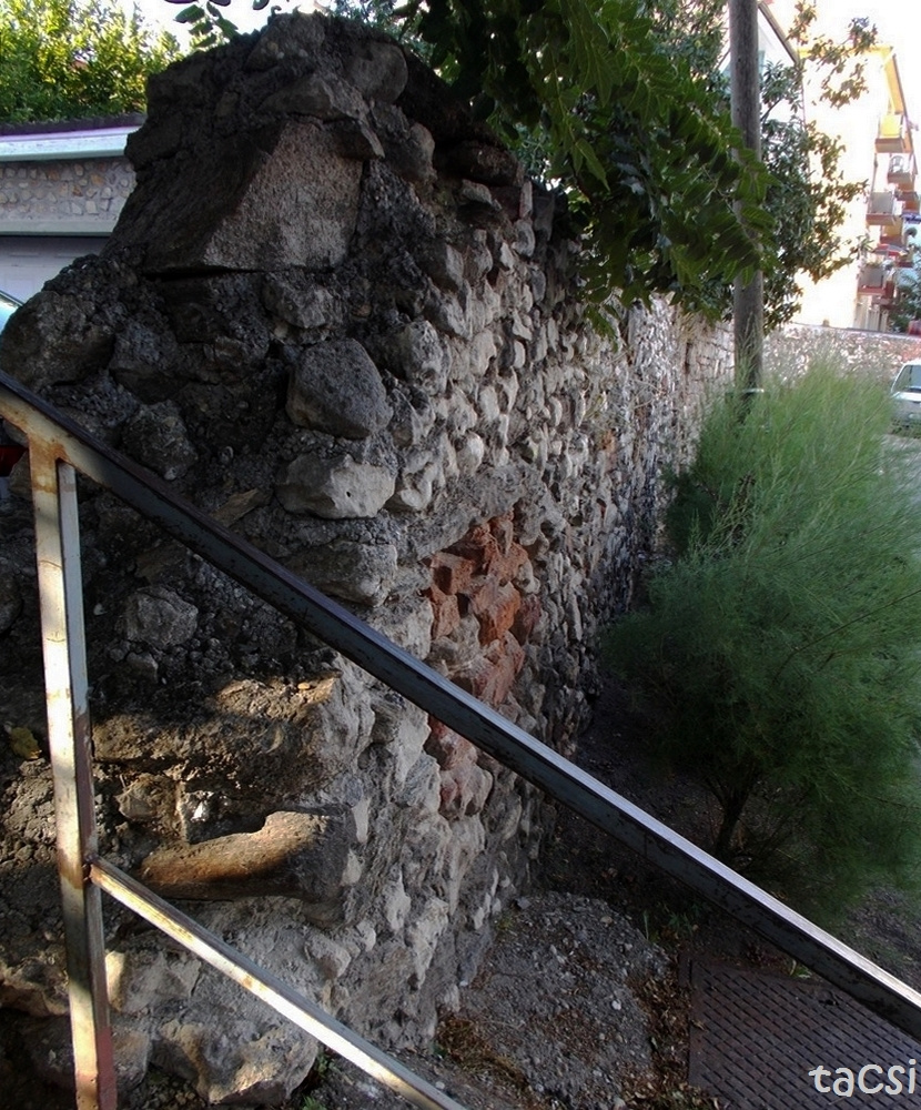 A Vitnyédi és Várfal utca közötti külső várfal egy szakasza