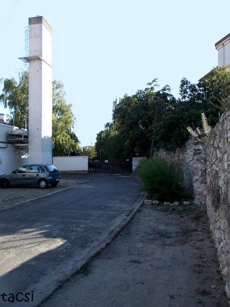 Külső várfal maradvány a Csarnok utcában