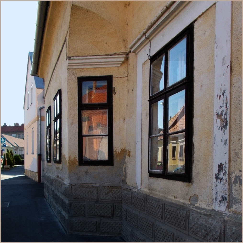 Kukucskáló ablak az Újteleki utcában
