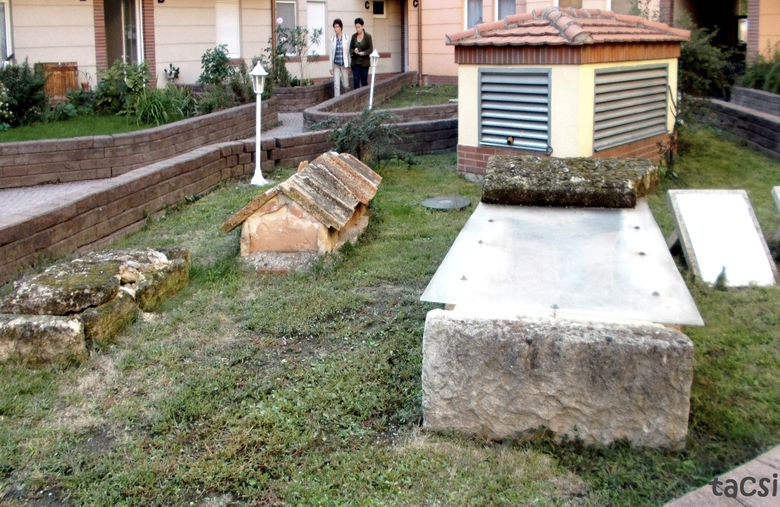 Feltárt római sírok egy belvárosi udvarban