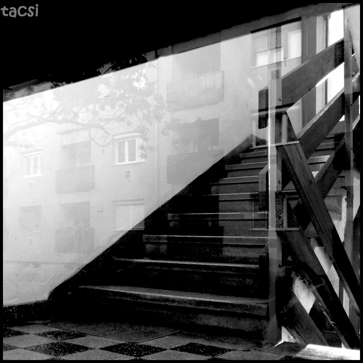 Lépcsőház üvegablakon át