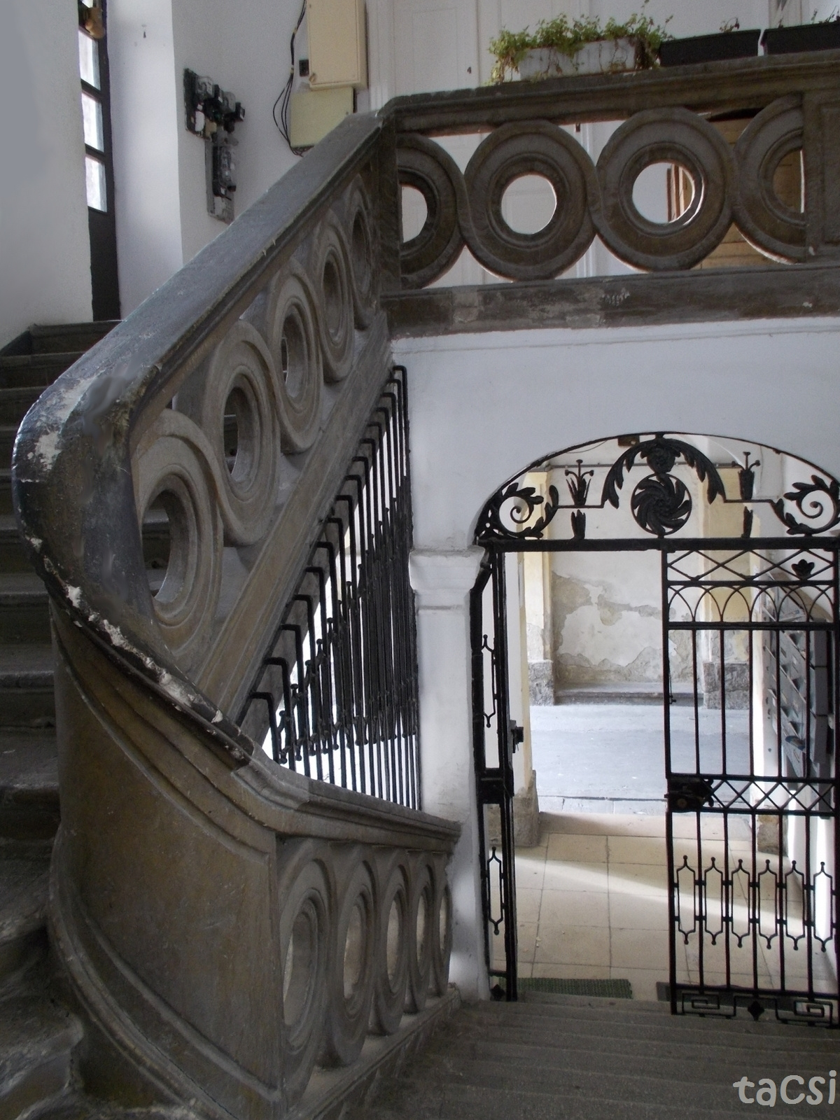 Lépcsőház és kovácsoltvas ajtó