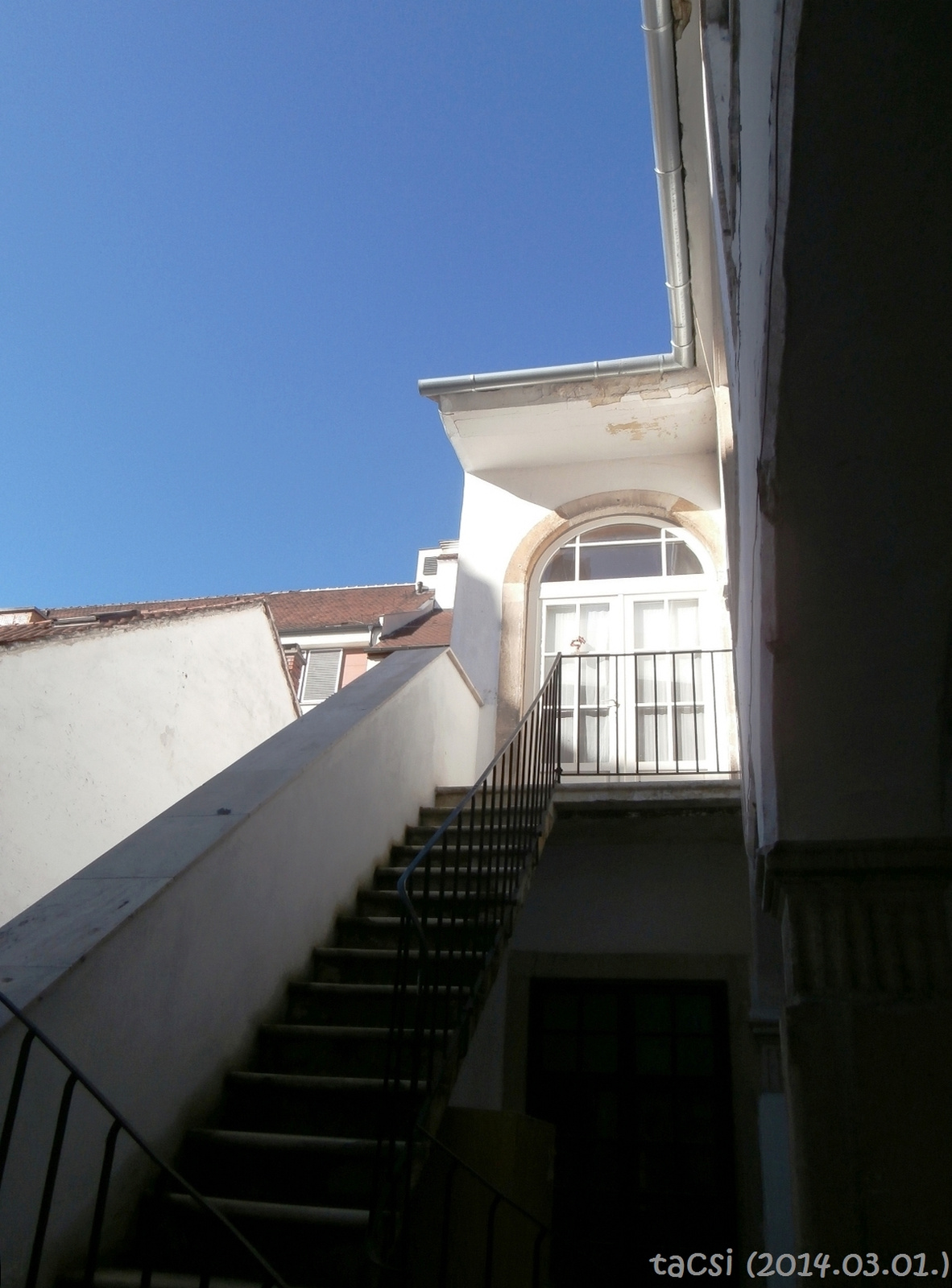 A Monsberger ház lépcsője és boltíves ajtaja