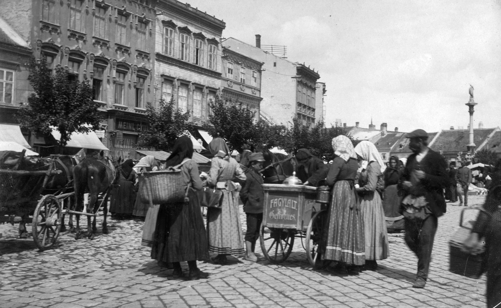 Soproni piac a Mária szobornál (1914-18 körül)