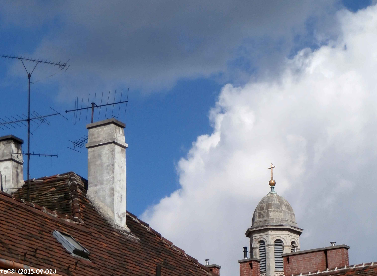 Baljós felhők a templomtorony felett