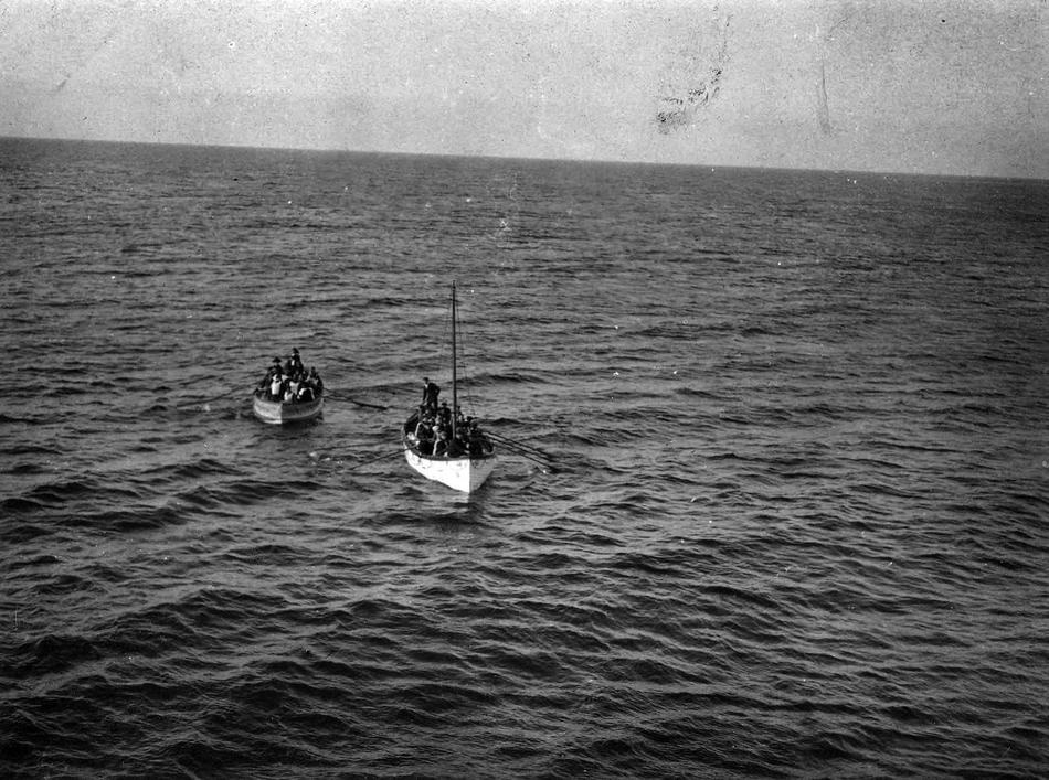 A Titanicról megmentettek egy csoportja. (TM 03)