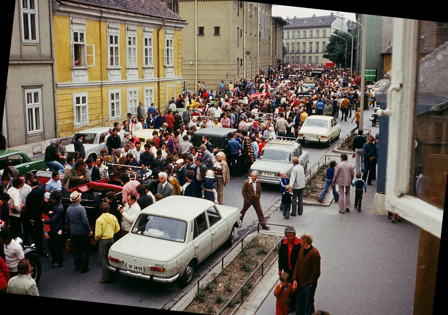 2. 1977. táján veterán autók felvonulása az Ógabpna téren