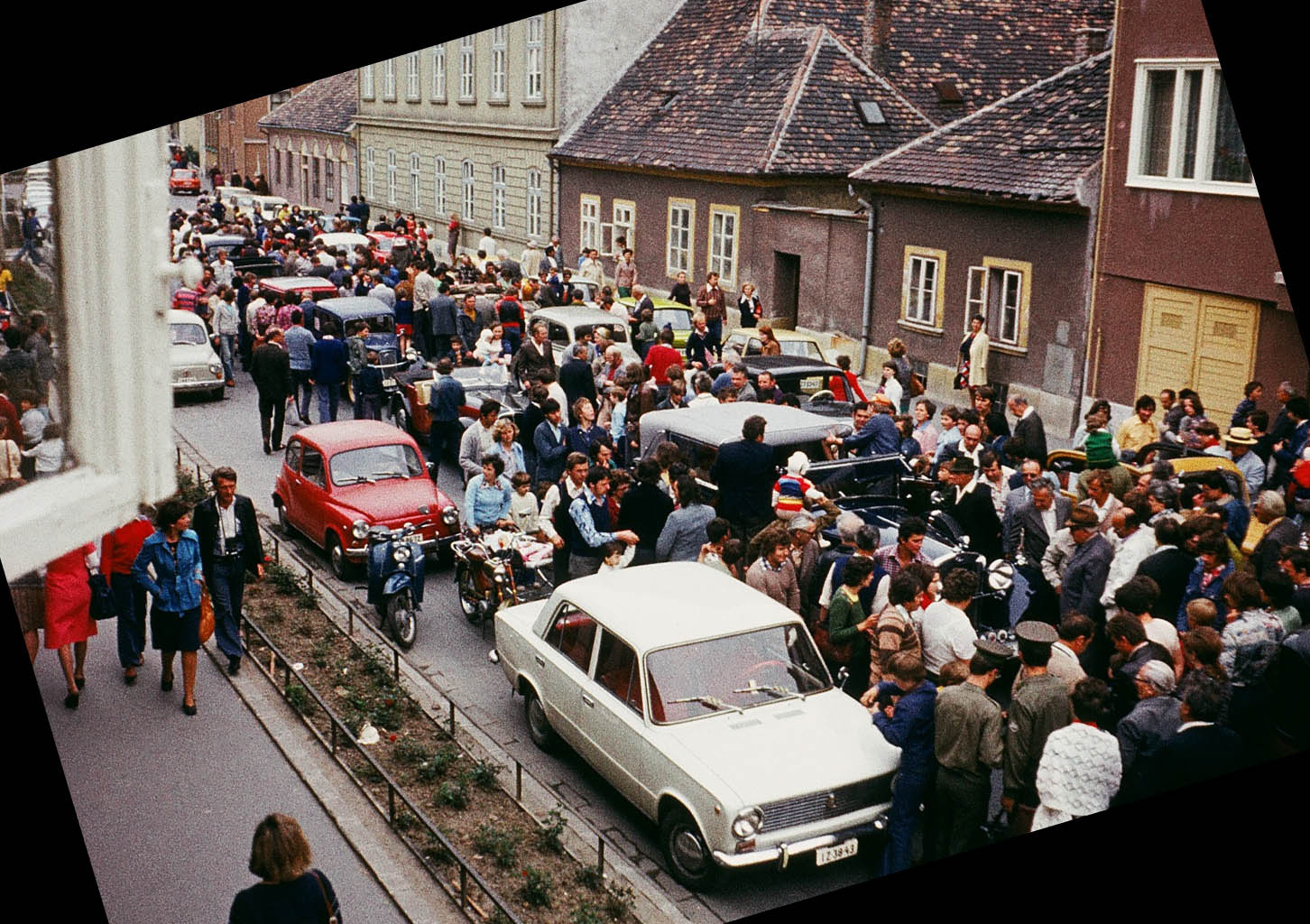 3. 1977. táján veterán autók felvonulása az Ógabpna téren