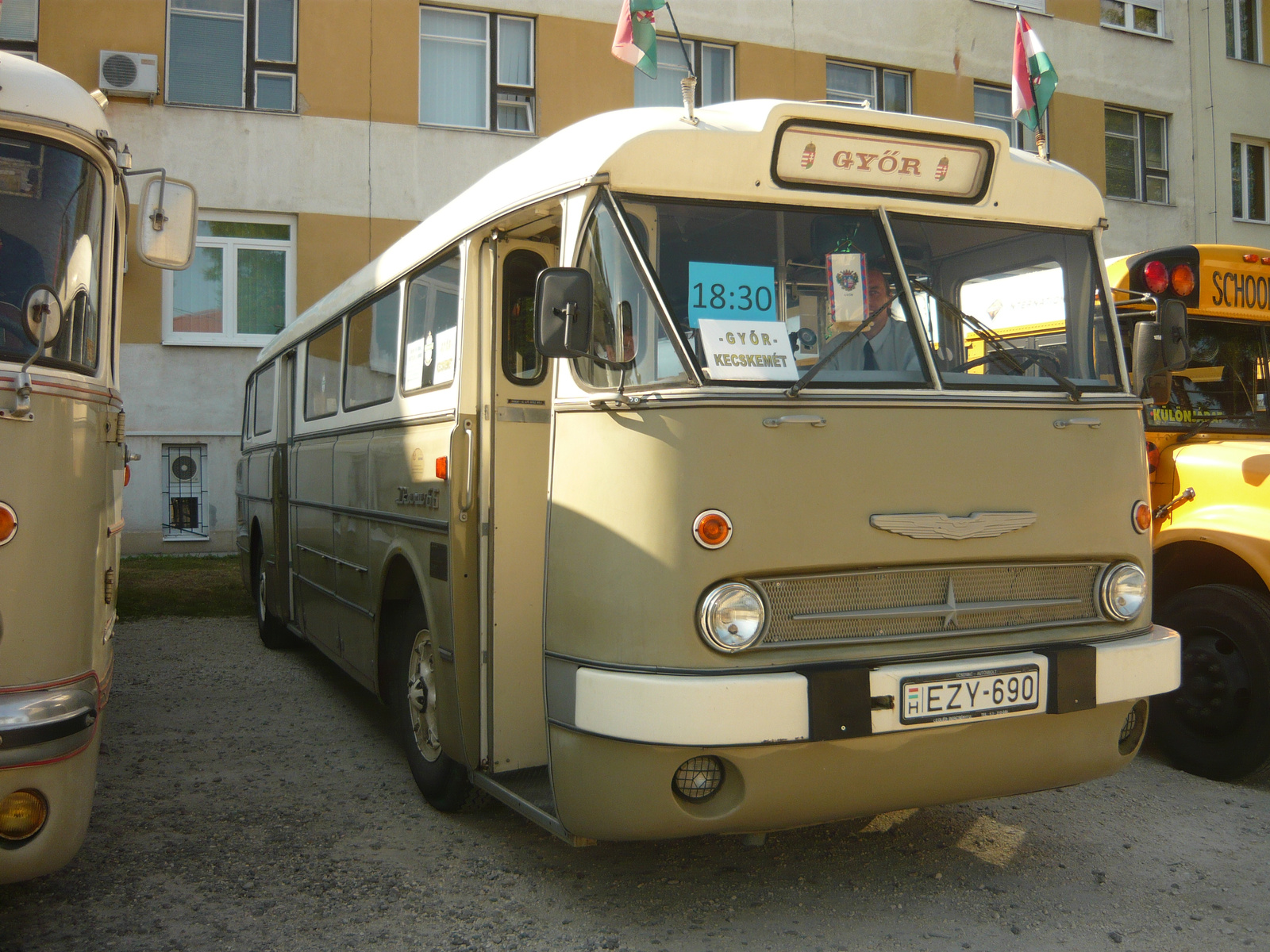 Ikarus 66 (EZY-690)