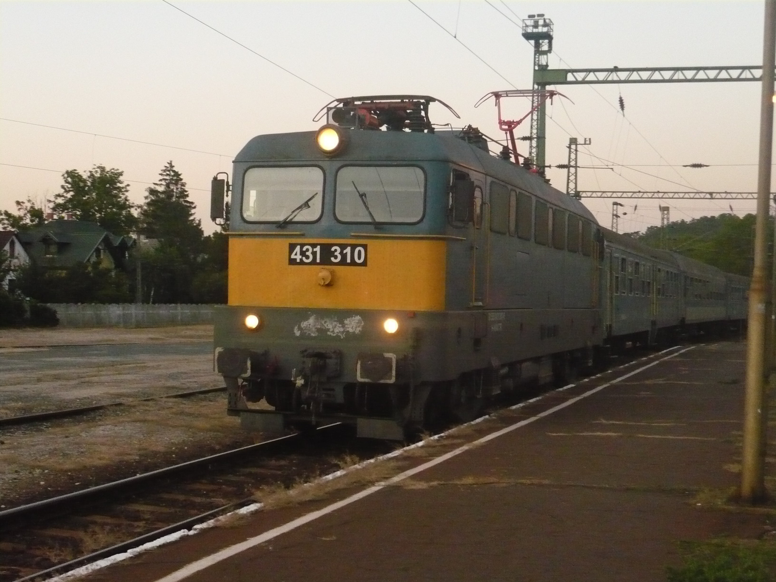 431 310