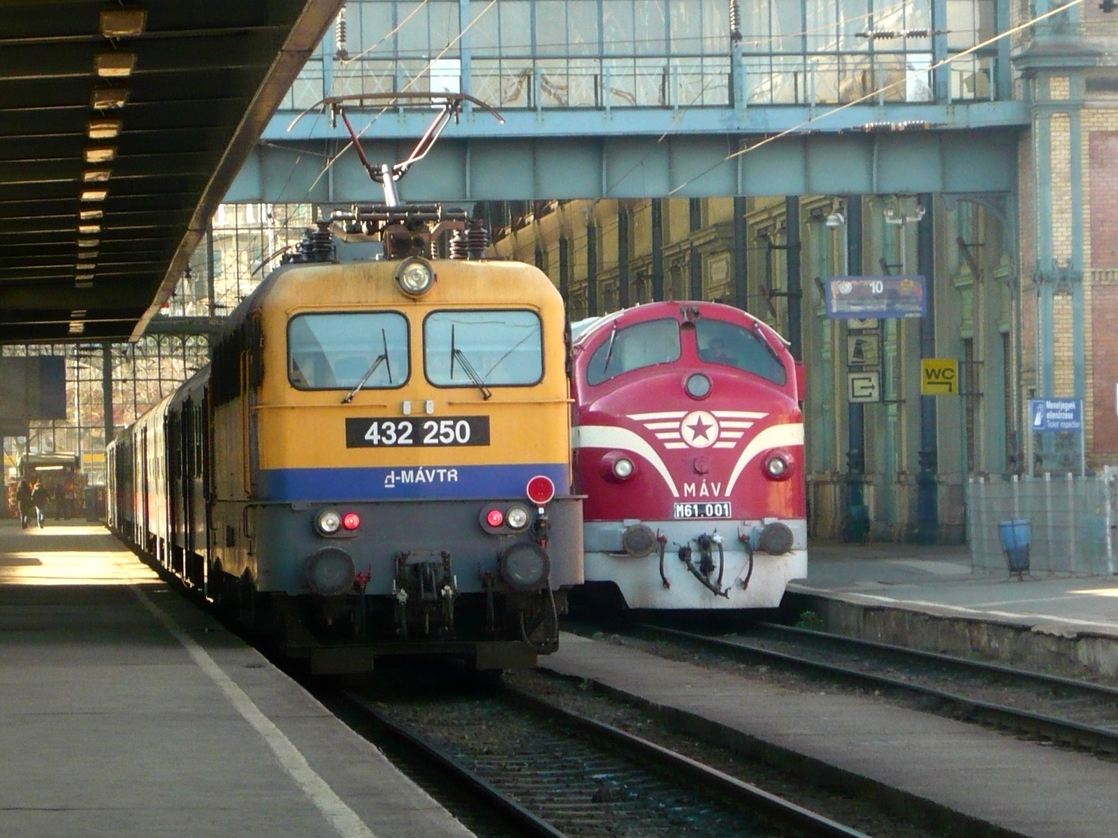 432 250 és M61 001