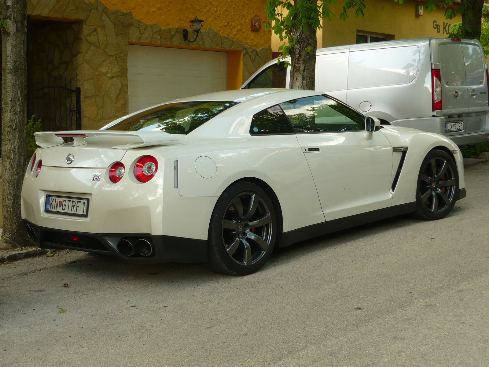 Nissan GT-R