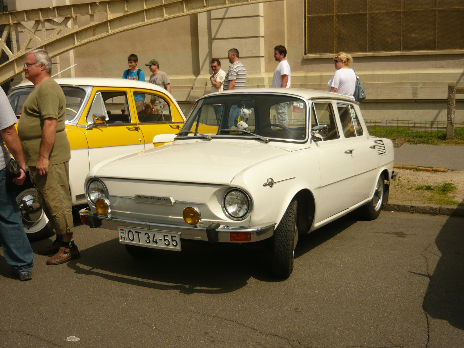 Skoda 100