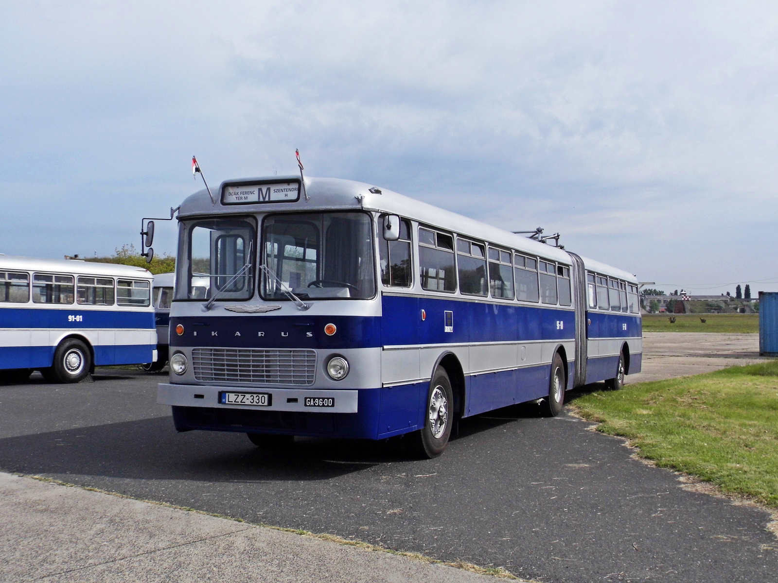 Ikarus 180 (LZZ-330)