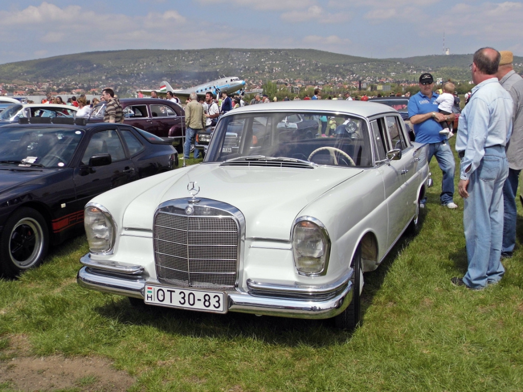 Mercedes-Benz W111