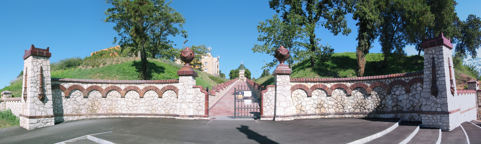 Zsolnay mauzóleum bejárata