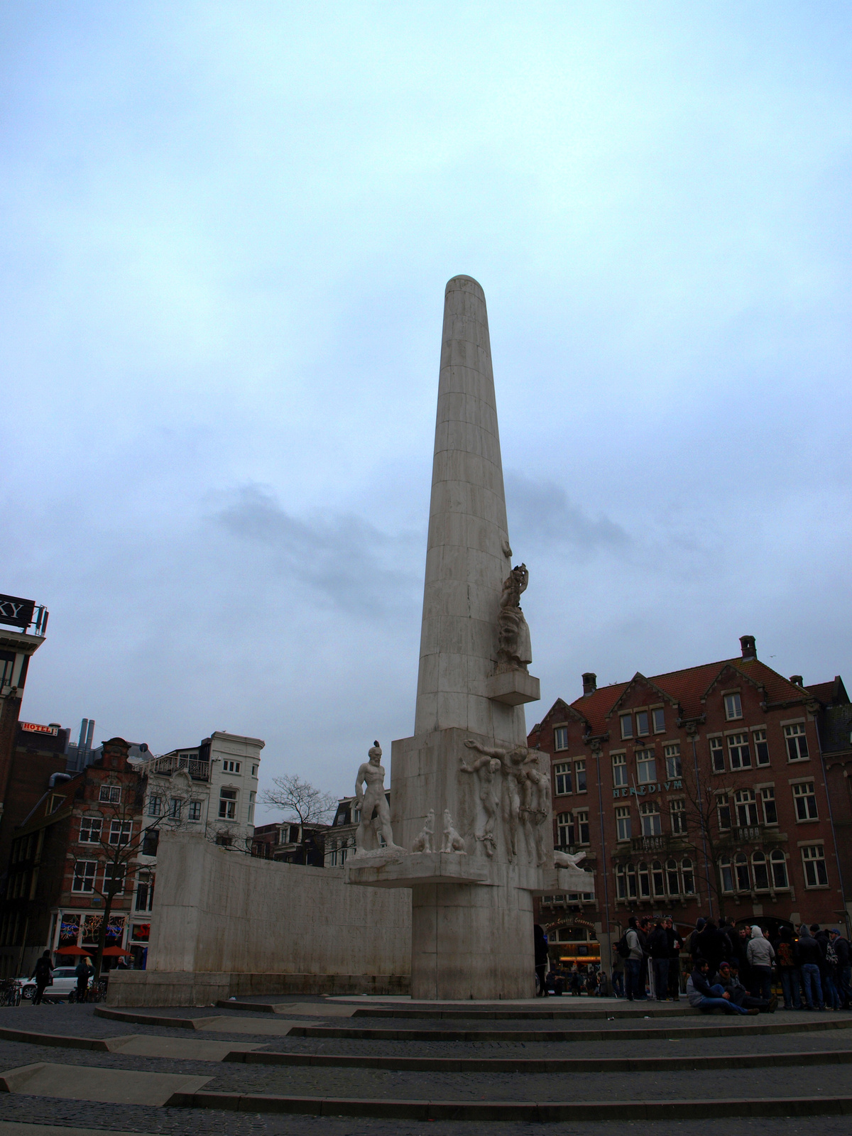 Amszterdami nem találom melyik szobor