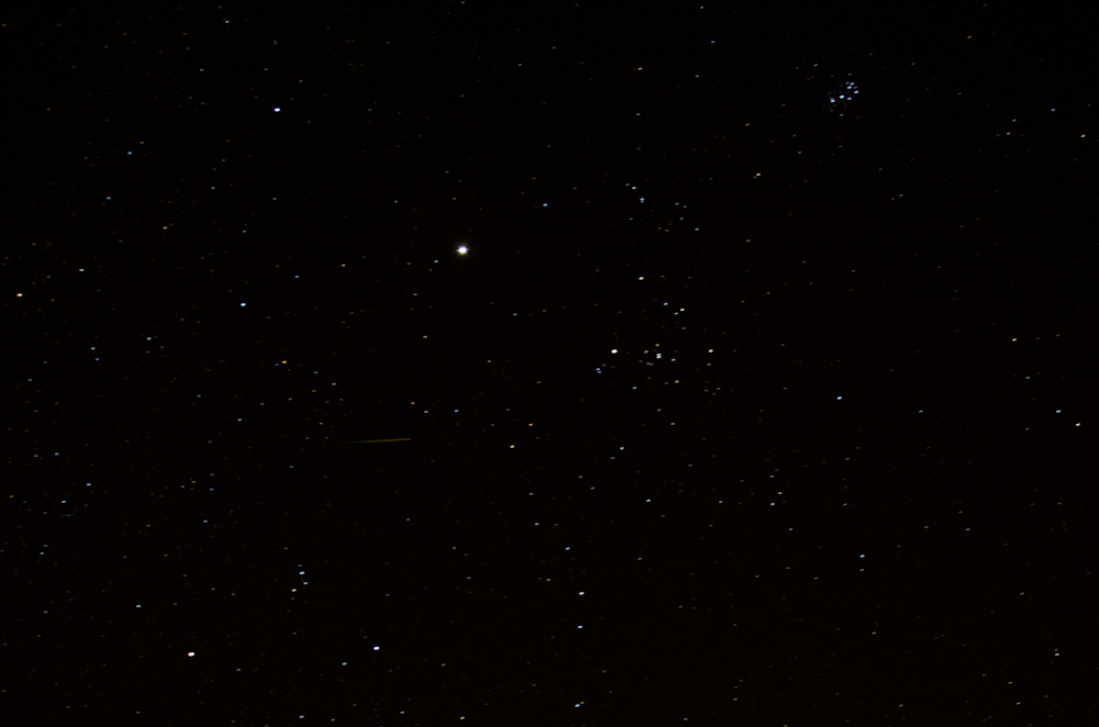 Fényes meteor a Bika csillagképtől délre