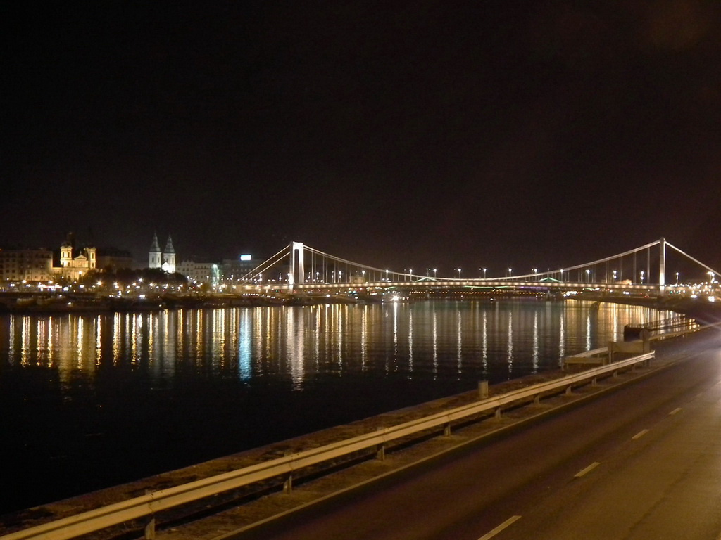 Híd fénysávokkal