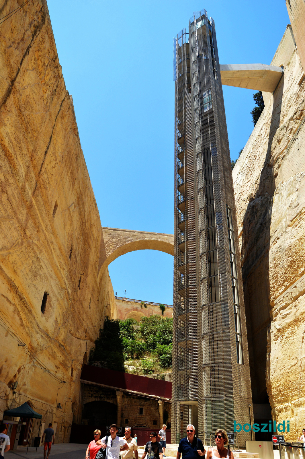 DSC 8122 Valletta, lift a Felső Barakka kertben