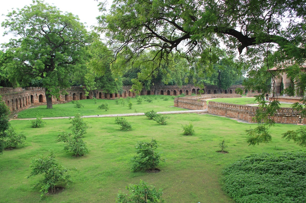 Isa Khan siremlék park5