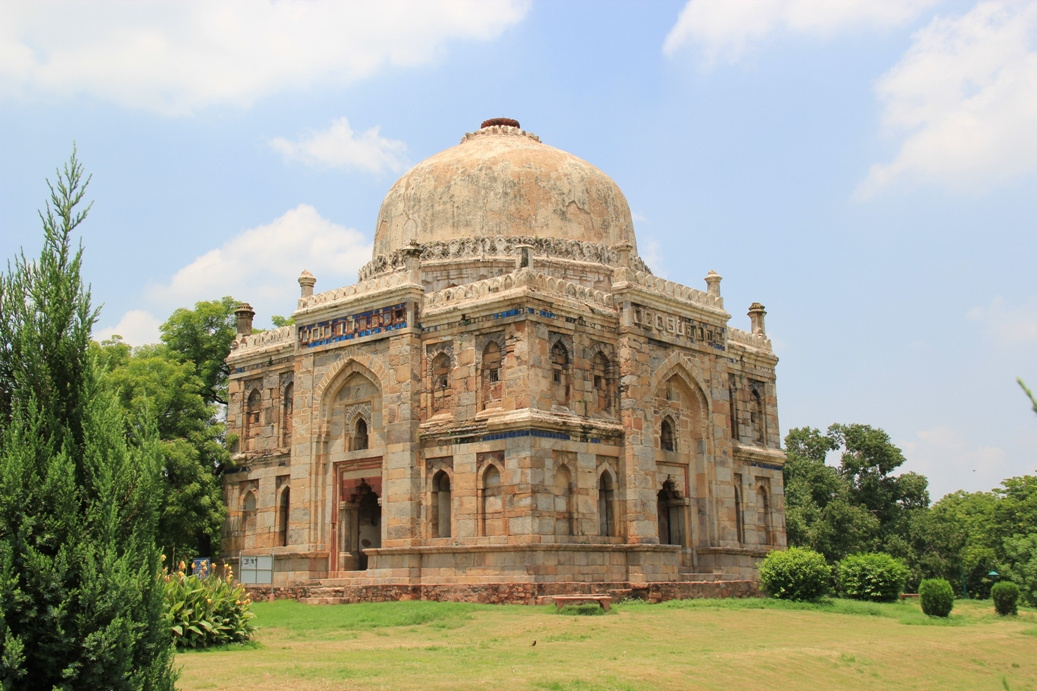 Shish Gumbad felé1