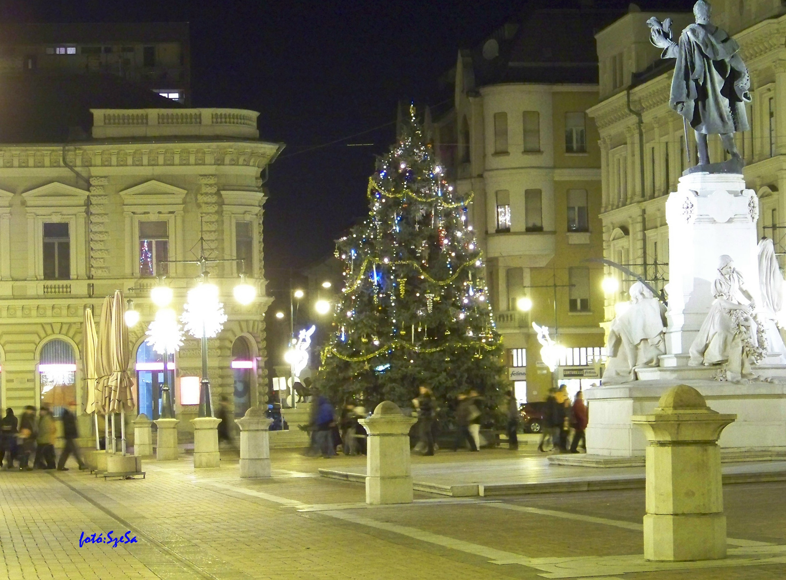 Szeged, Klauzál tér a Kossuth szoborral, adventi estén.