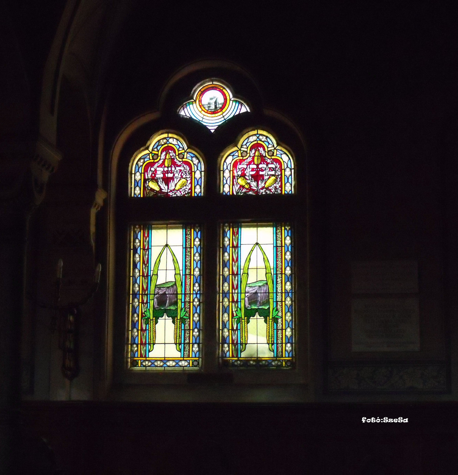 Színes ablak a zsinagógában