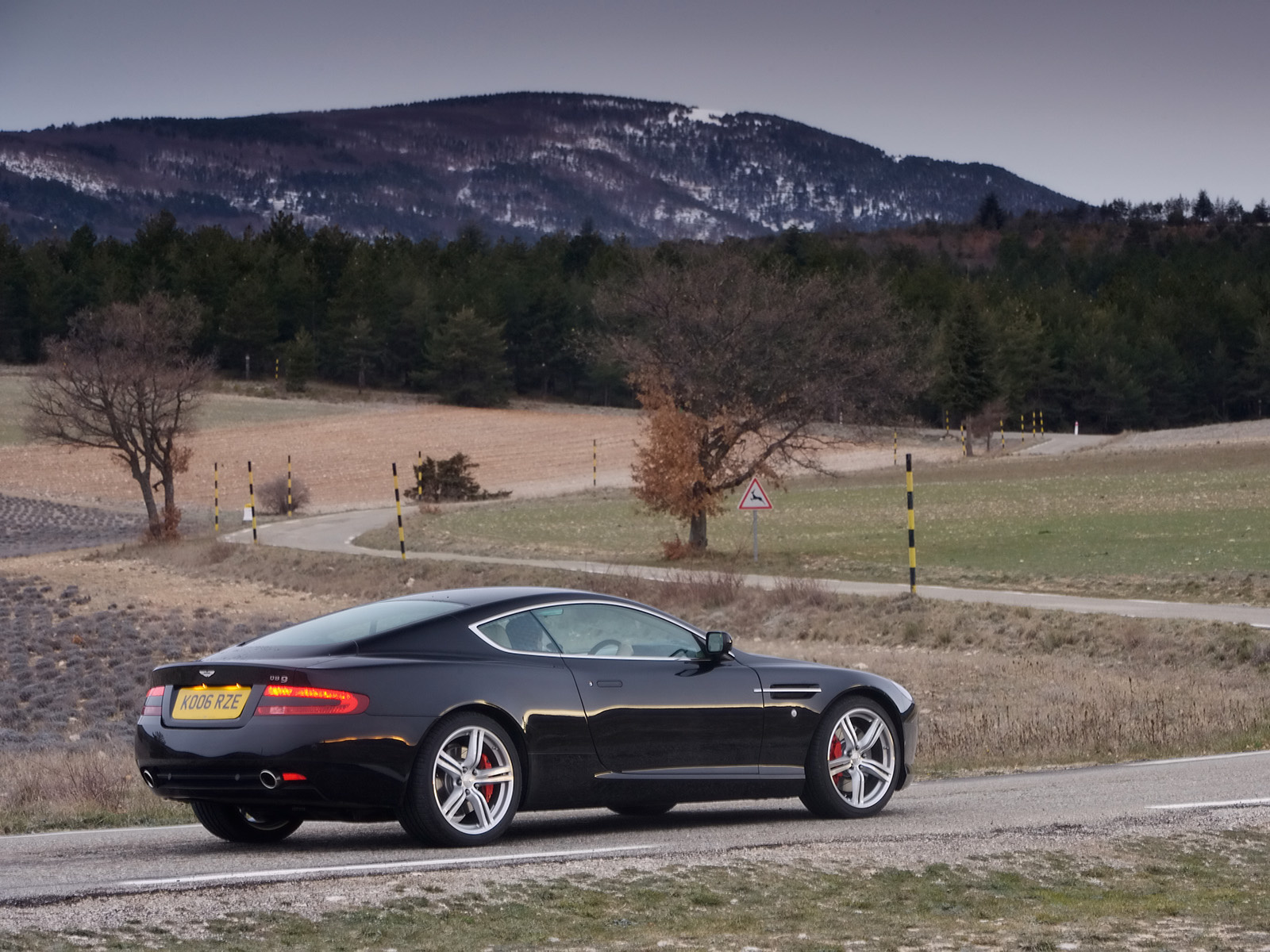 2007-Aston-Martin-DB9-03