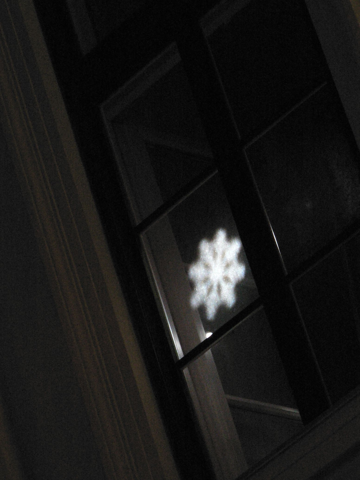 hópihe az ablakban