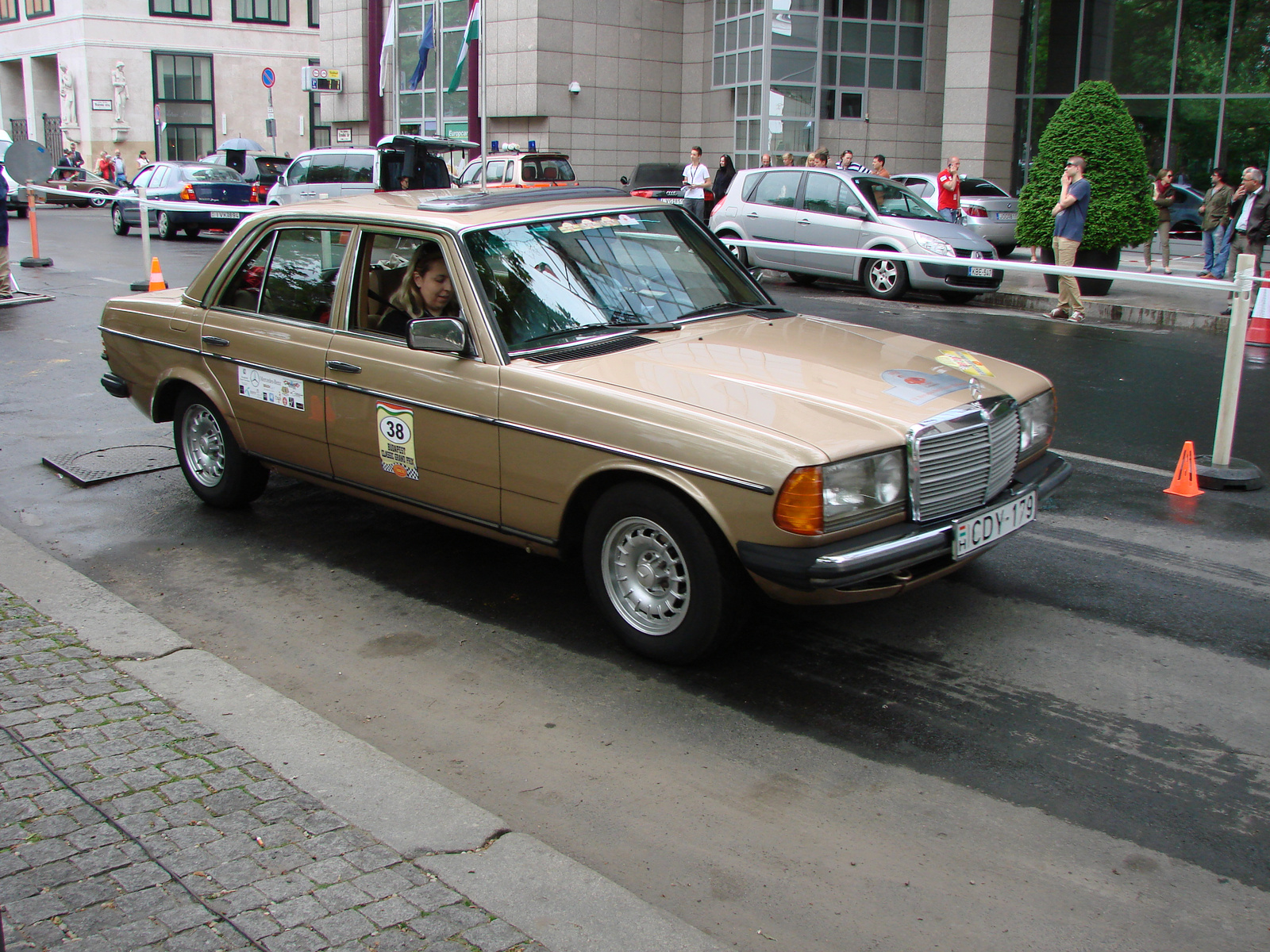 Mercedes-Benz 230E