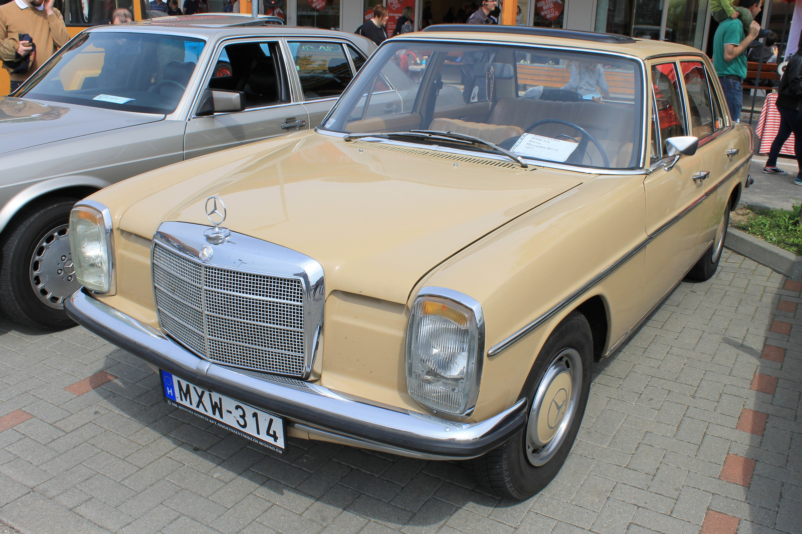 Mercedes-Benz 220