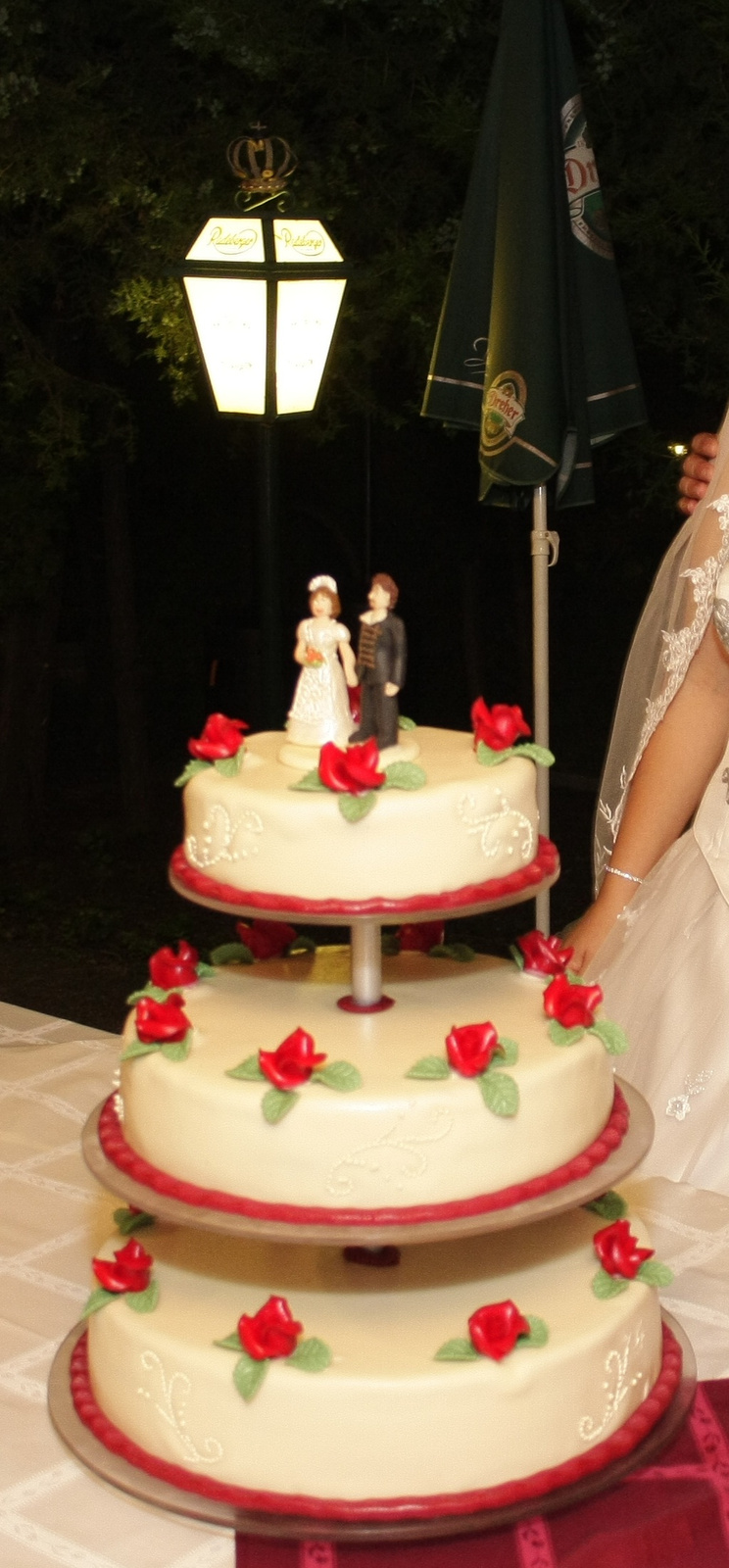 esküvői torta - piros - fehér -zöld, marcipán - fekete erdő - cs